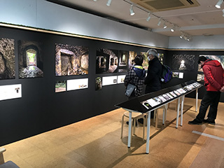 「がけっぷちの防空壕」展